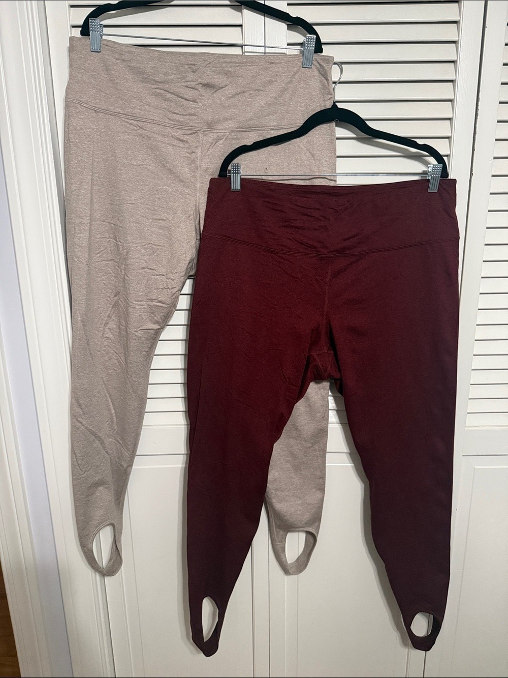 Old Navy Active High-Rise Leggings in Burgundy and Beige